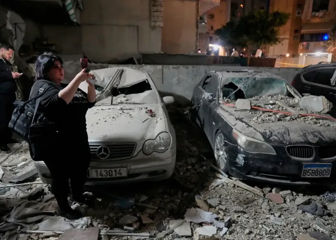 İsrail bir kez daha Lübnan'ı bombaladı! Beyrut'ta bina yıkıldı, can kayıpları var