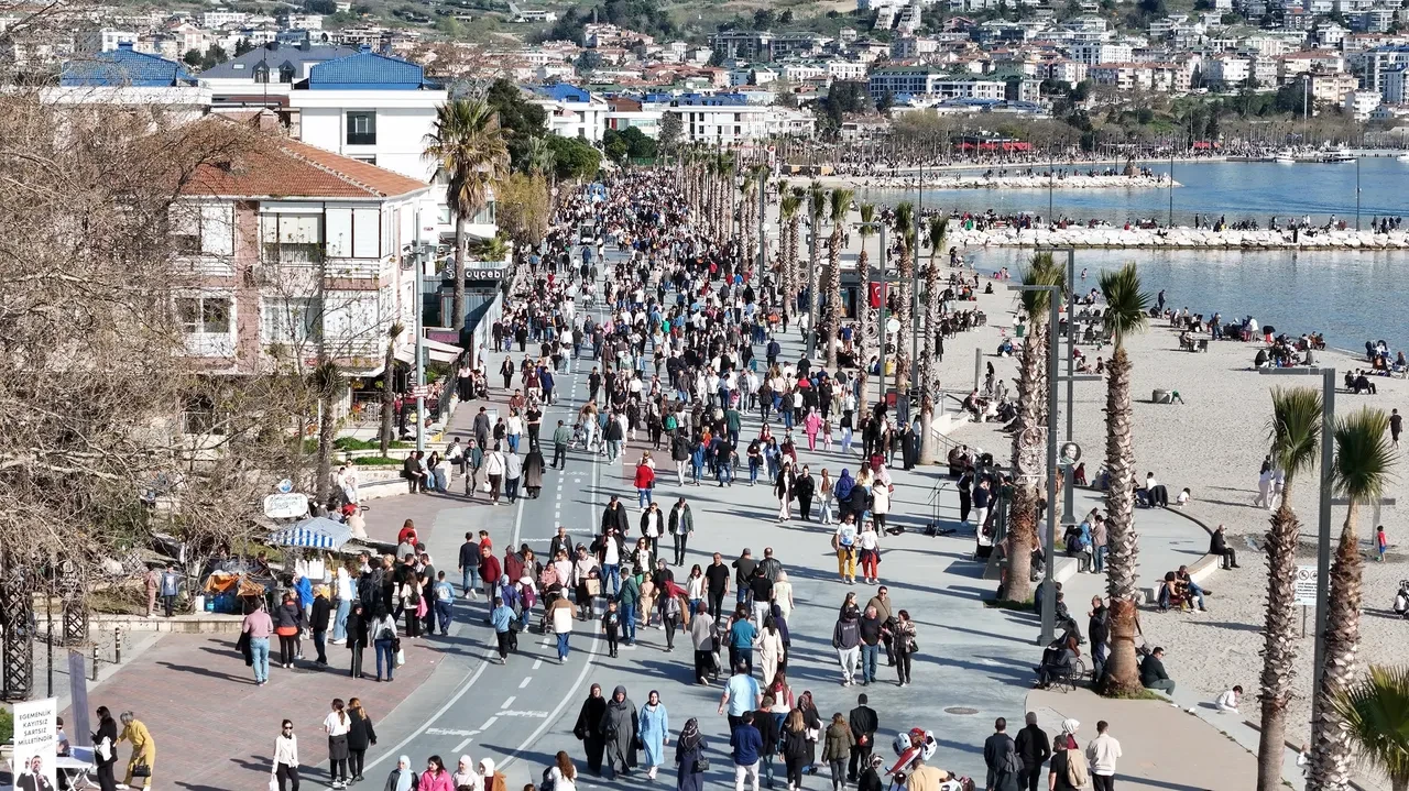İstanbul sahillerinde adım atacak yer kalmadı! Görüntüler şaşkına çevirdi