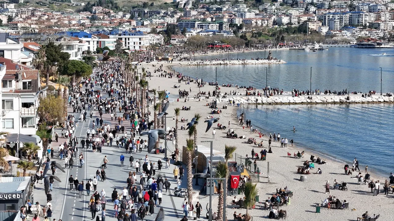 İstanbul sahillerinde adım atacak yer kalmadı! Görüntüler şaşkına çevirdi