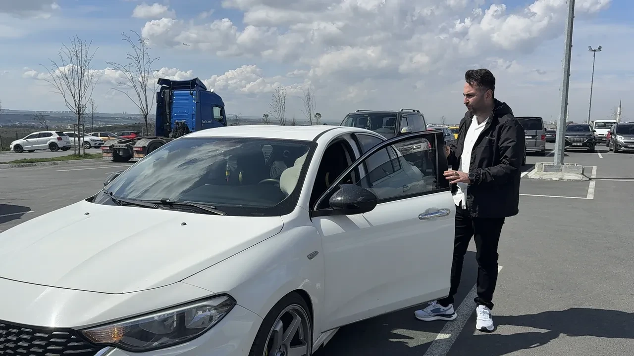 İstanbul’da ilginç olay! Çarptığı aracı esnaftan topladığı malzemelerle tamir etti