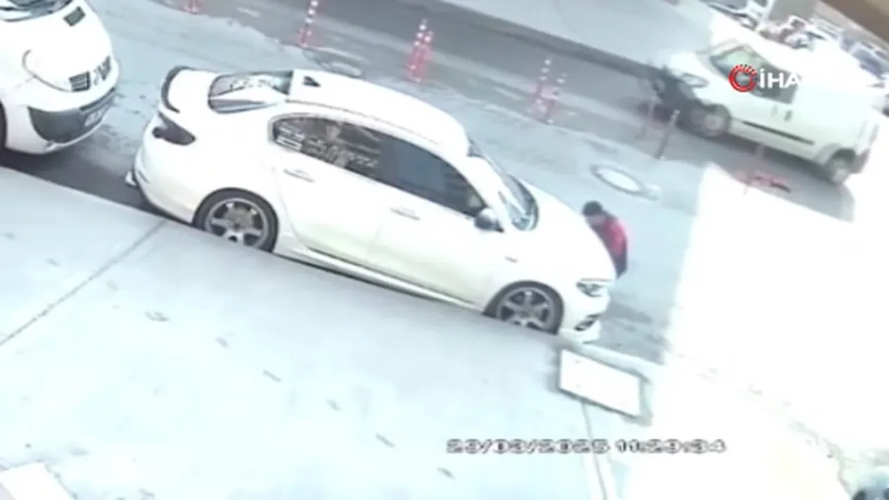 İstanbul’da ilginç olay! Çarptığı aracı esnaftan topladığı malzemelerle tamir etti