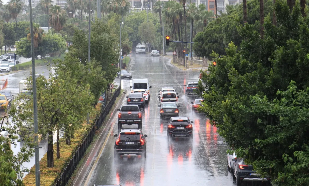 Nisan yağmurları şiddetleniyor! Meteoroloji 8 il için sarı kod uyarısı yaptı! 1 Nisan hava durumu
