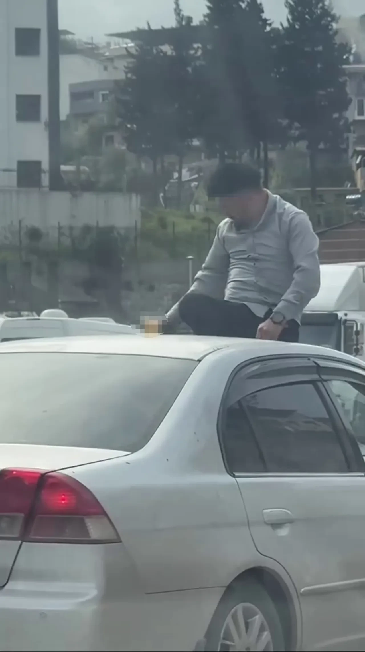 Trafikte şoke eden görüntüler! Otomobilin üzerinde alkol içip, keyif yaptı