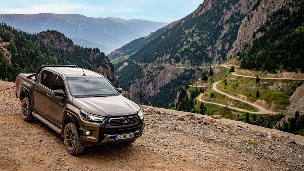 Araç alacaklar dikkat! Toyota efsane modelini indirime soktu