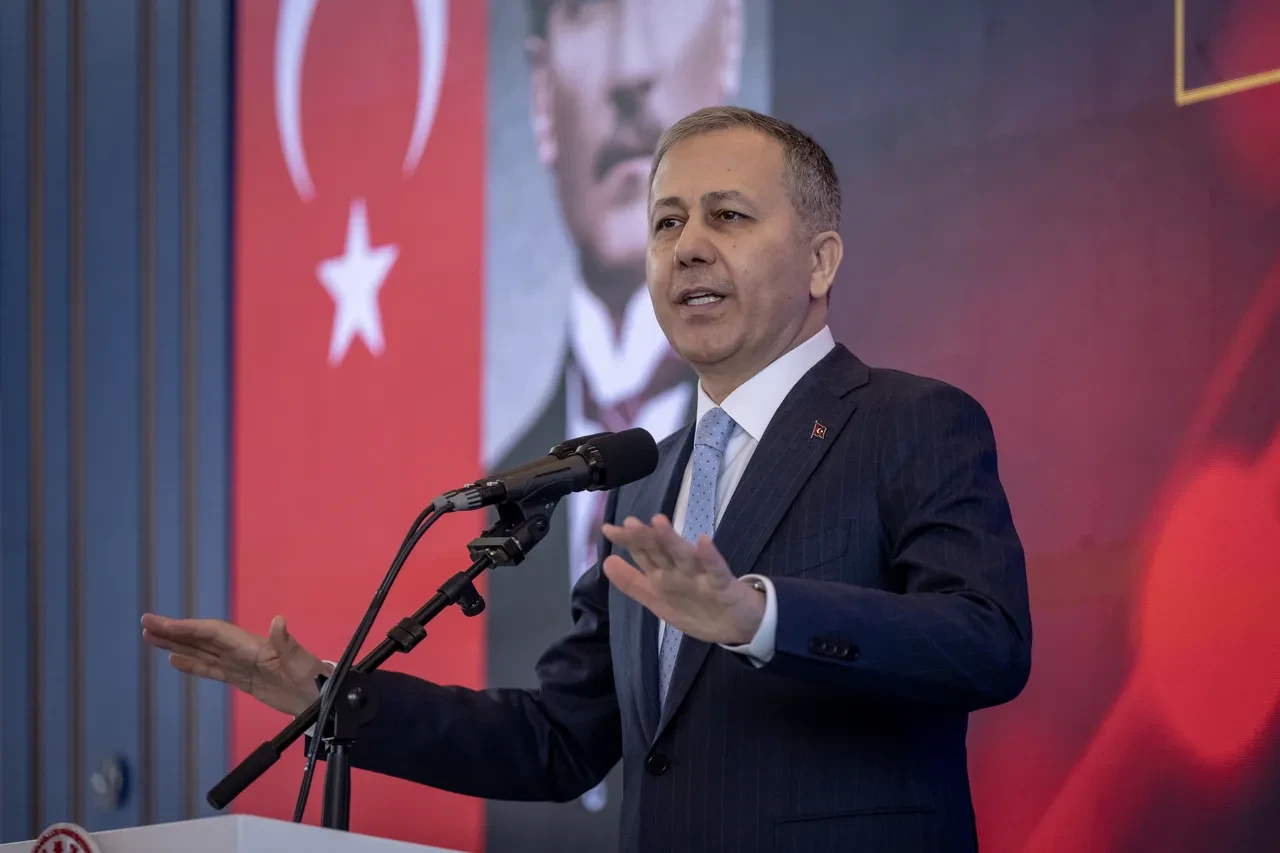 Bakan Yerlikaya açıkladı! Minguzzi ailesini tehdit eden şüpheliler yakalandı