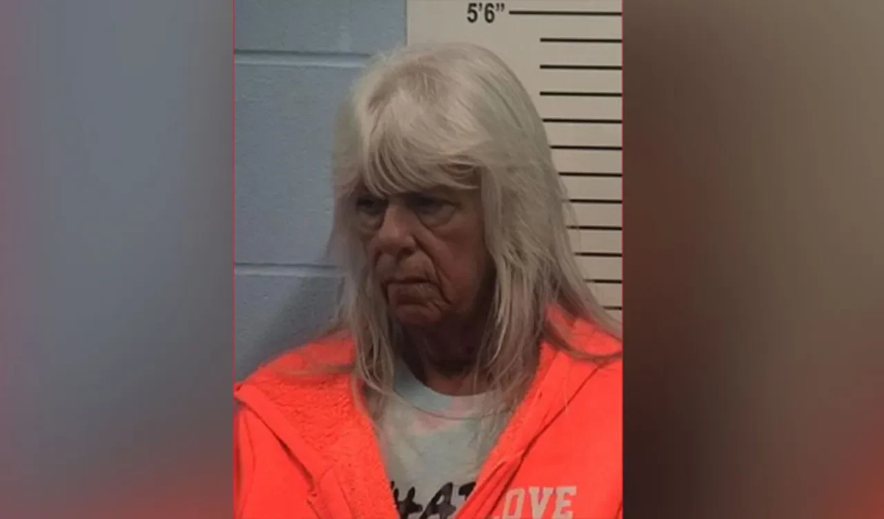 Evlat edindiği çocuğu maymunla takas etti! Birçok çocuğa koruyucu annelik yaptığı da öğrenildi