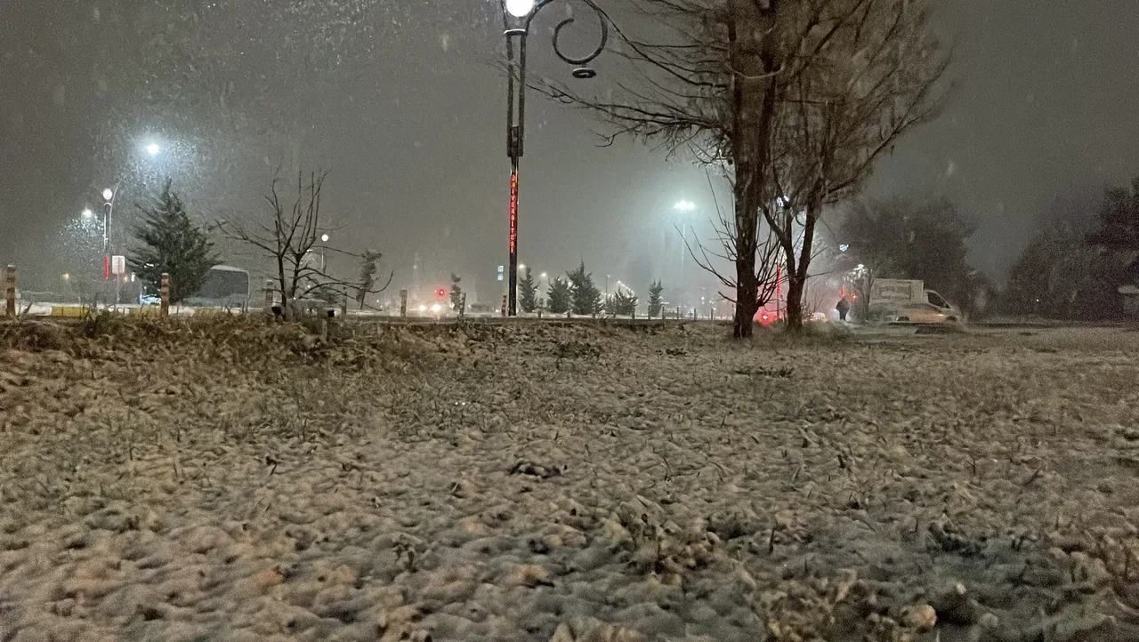 Nisan ayında lapa lapa kar! Birçok il beyaza büründü, kar kalınlığı 10 santimetreyi buldu