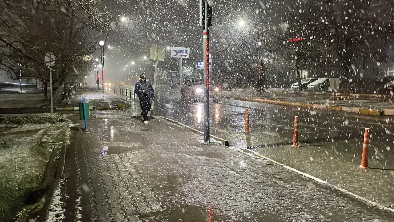 Nisan ayında lapa lapa kar! Birçok il beyaza büründü, kar kalınlığı 10 santimetreyi buldu