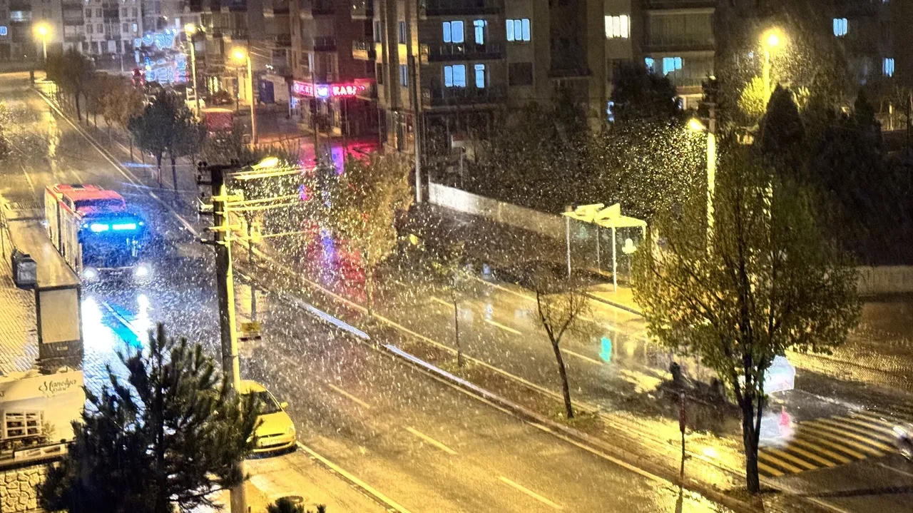 Nisan ayında lapa lapa kar! Birçok il beyaza büründü, kar kalınlığı 10 santimetreyi buldu