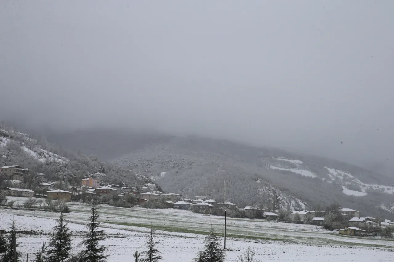 Nisan ayında lapa lapa kar! Birçok il beyaza büründü, kar kalınlığı 10 santimetreyi buldu