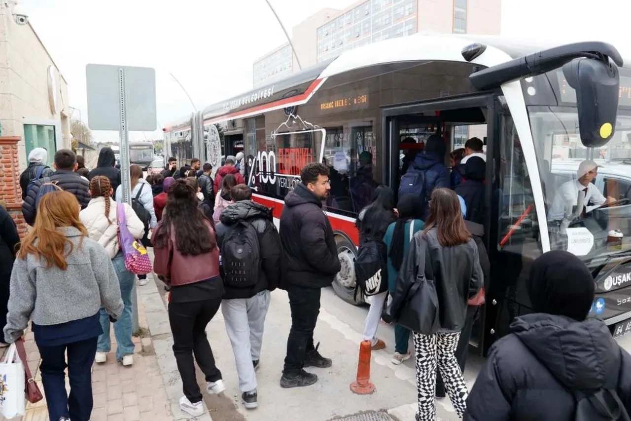Öğrencilere sürpriz! Belediye otobüsünde bandolu konser