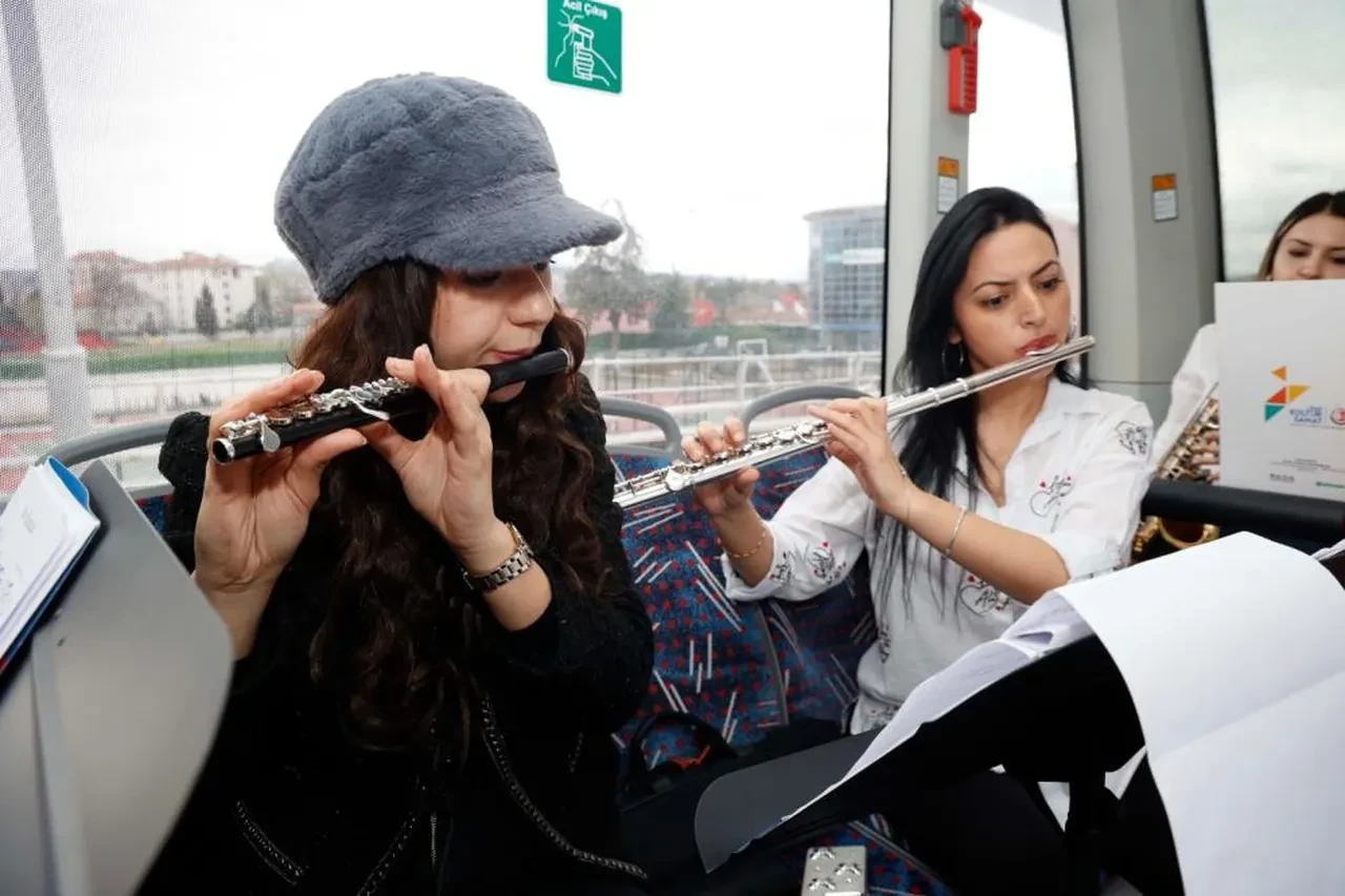 Öğrencilere sürpriz! Belediye otobüsünde bandolu konser