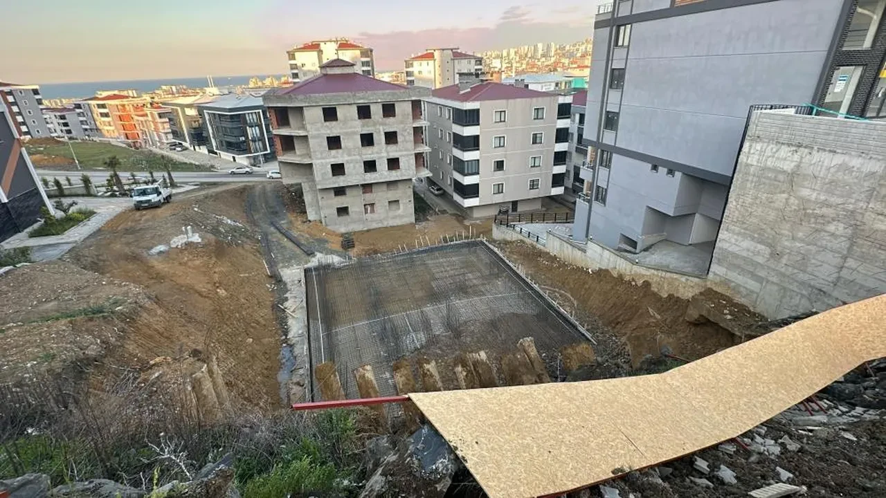 Samsun'da inşaat alanında toprak kayması: Yol trafiğe kapandı!