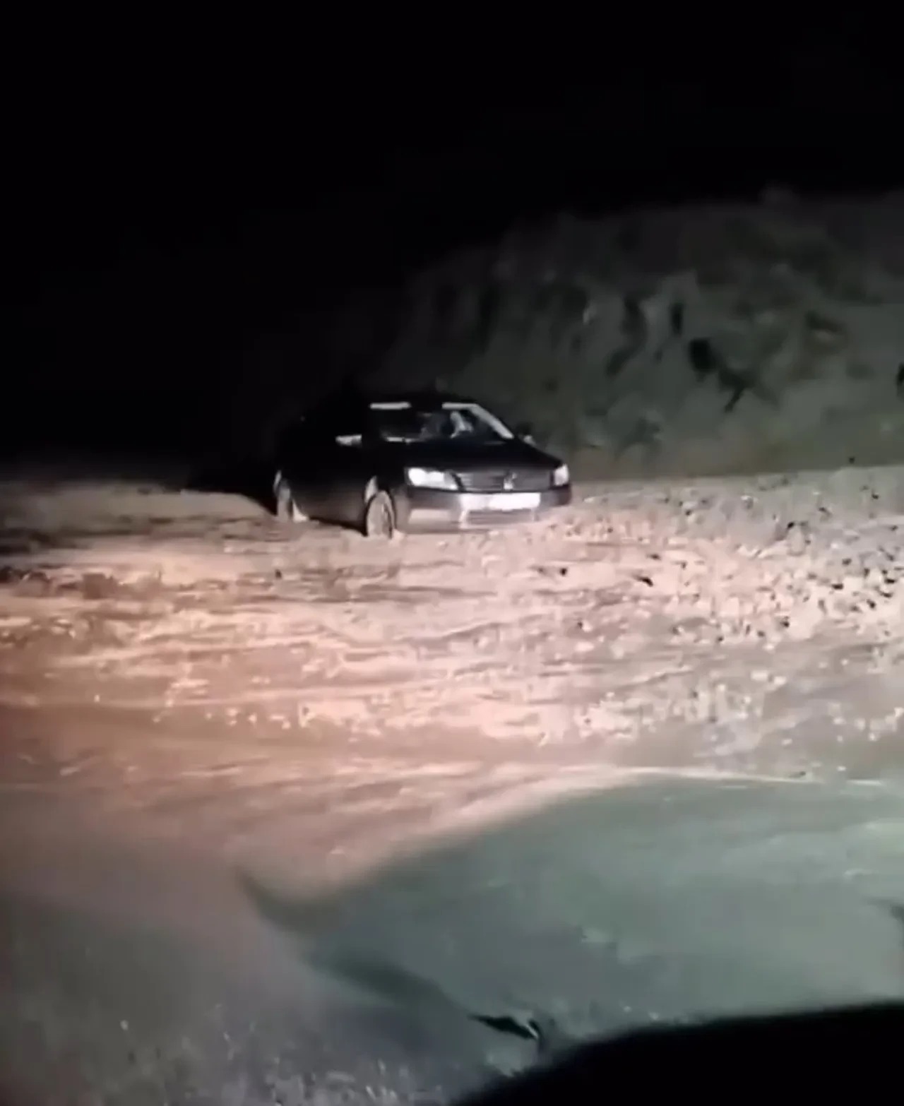 Şiddetli fırtına nedeniyle elektrik tellerinden kıvılcımlar çıktı! O anlar kamerada