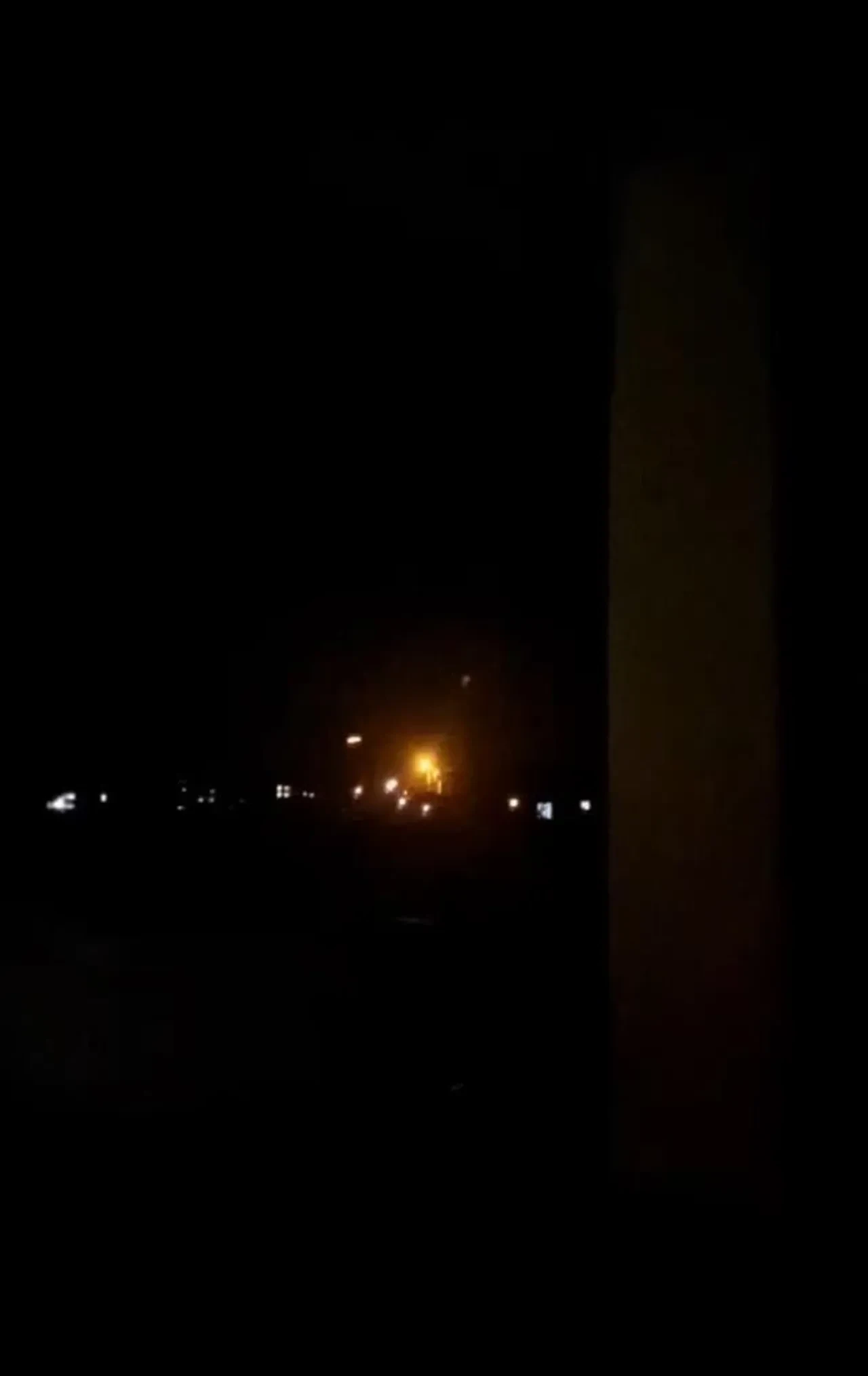 Şiddetli fırtına nedeniyle elektrik tellerinden kıvılcımlar çıktı! O anlar kamerada