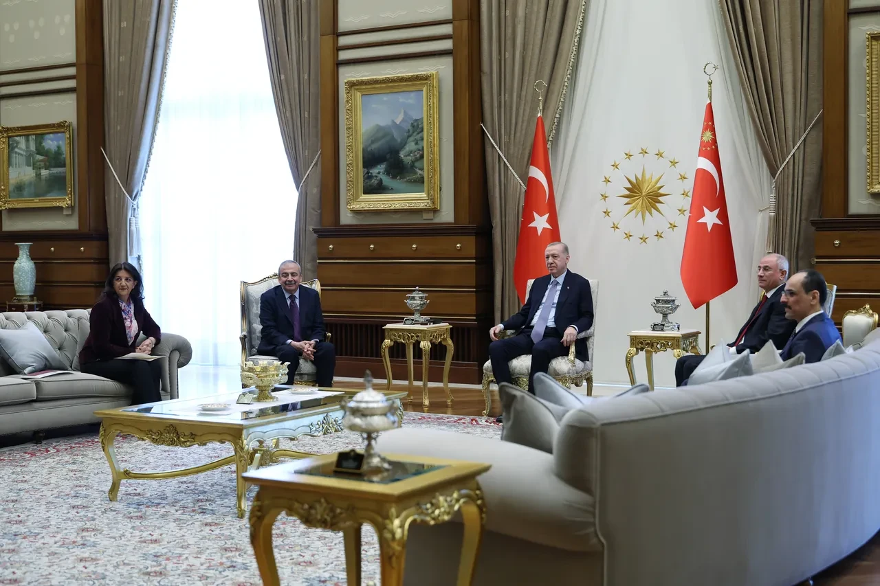Son dakika | DEM Parti heyeti Külliye'de! 1.5 saatlik kritik görüşmenin ardından ilk açıklama: 'Görüşme umut verici geçti'
