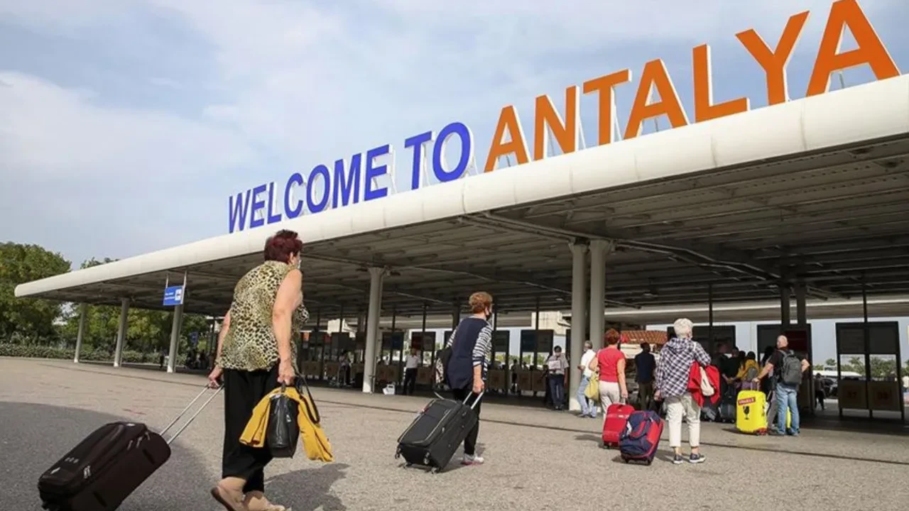 Bakan Uraloğlu duyurdu! Antalya Havalimanı'na dev yatırım: Kapasitesi 82 milyona çıkarıldı
