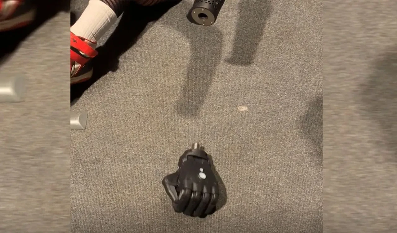 Bilim kurgu değil gerçek! Dünyanın en gelişmiş biyonik eli: Koldan ayrıldığında bile hareket edebiliyor