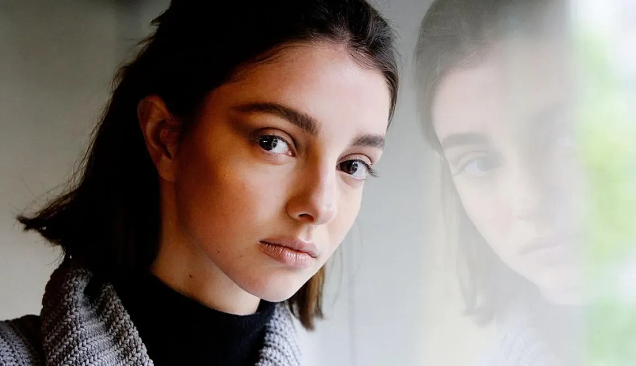 Dünyaca ünlü manken 27 yaşında hayatını kaybetti! Ölüm sebebi AVM hastalığı