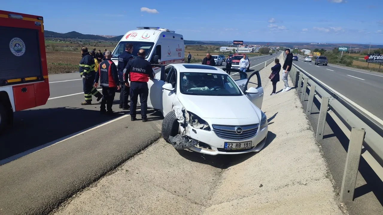 Edirne’de iki otomobil çarpıştı: 5 kişi yaralandı