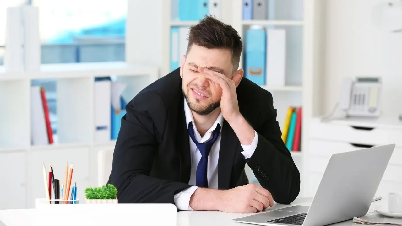 Erken uyusa da uyanamayanlar dikkat! Yorgun uyanmanın en büyük nedeni o alışkanlığınız