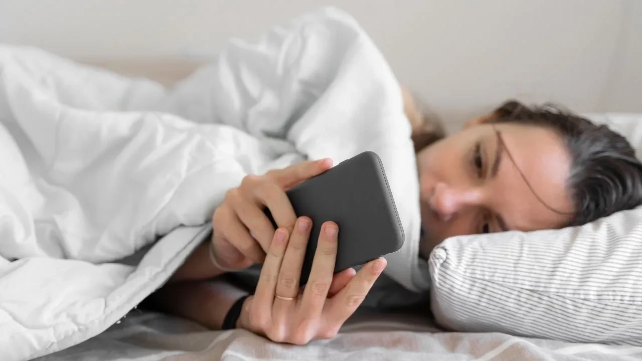 Erken uyusa da uyanamayanlar dikkat! Yorgun uyanmanın en büyük nedeni o alışkanlığınız