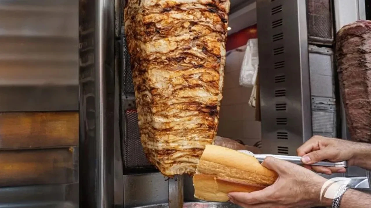 Gıda zehirlenmeleri ciddi boyuta ulaştı! Uzman isimden çarpıcı açıklama: Tavuk dönerciler kapanabilir