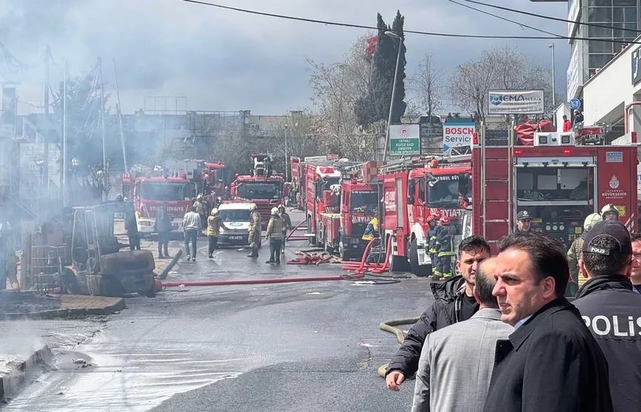 İkitelli'de kimya deposunda korkutan yangın! Araçlar küle döndü, kurbanlıklar telef oldu