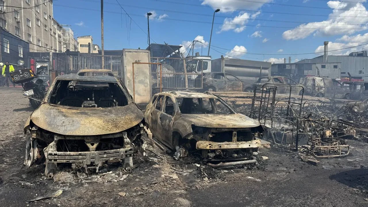 İkitelli'de kimya deposunda korkutan yangın! Araçlar küle döndü, kurbanlıklar telef oldu