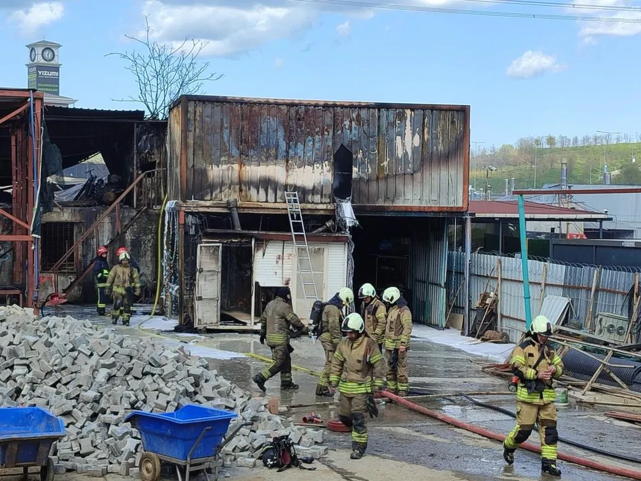 İkitelli'de kimya deposunda korkutan yangın! Araçlar küle döndü, kurbanlıklar telef oldu