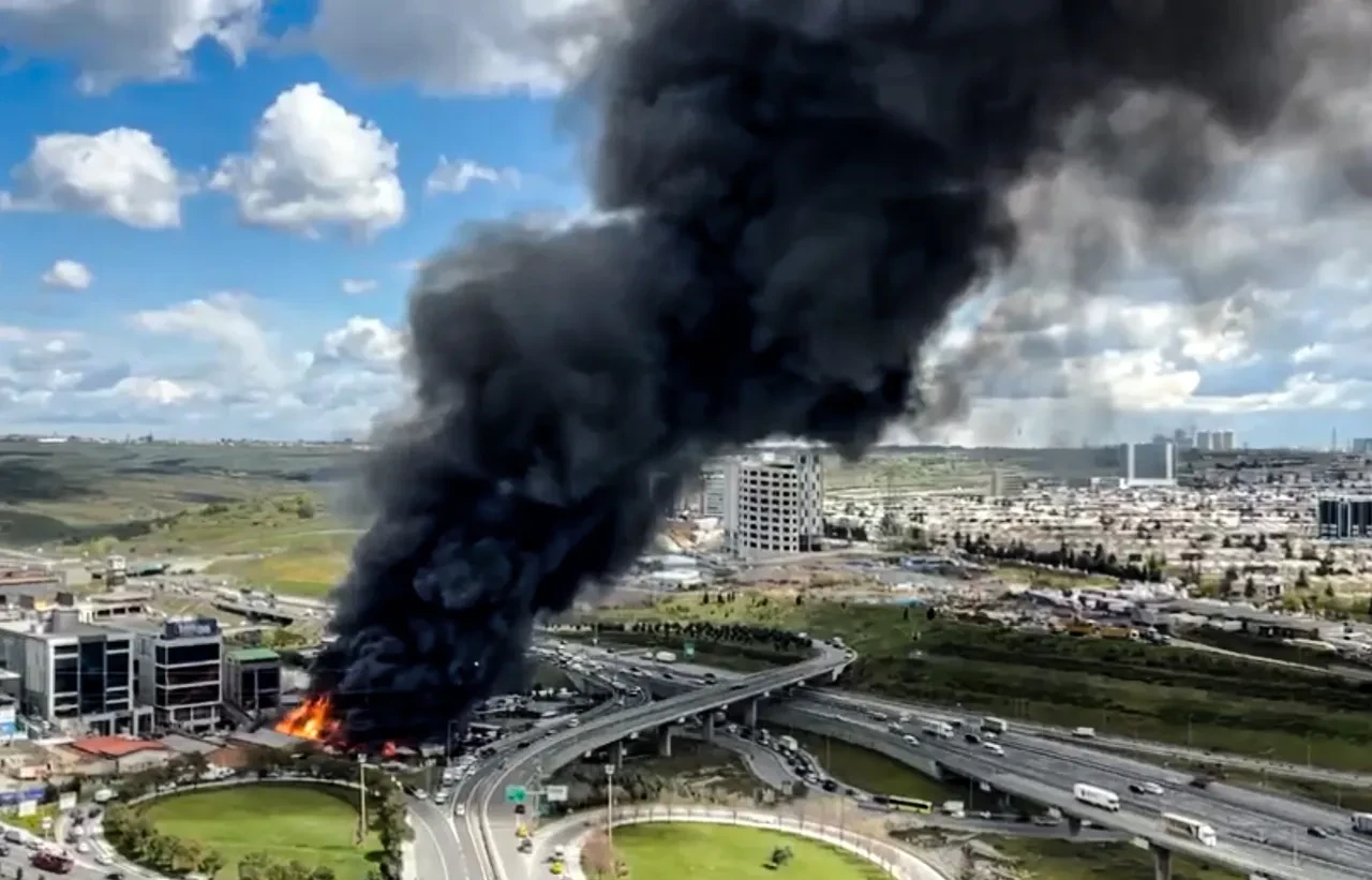 İkitelli'de kimya deposunda korkutan yangın! Araçlar küle döndü, kurbanlıklar telef oldu