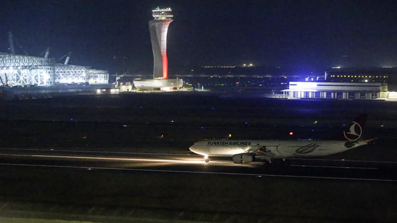 İstanbul rüzgarla sallanıyor! Uçaklar iniş yapamıyor