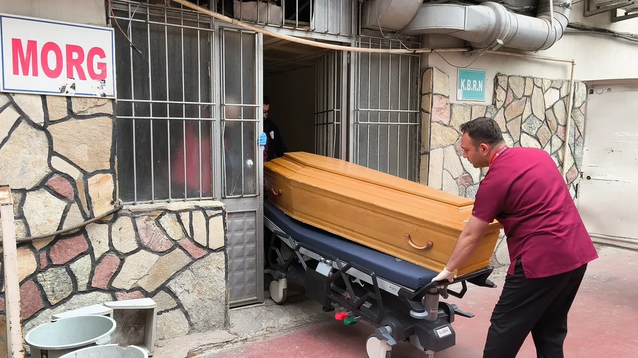 Eski eşi ve sevgilisine vahşice saldırdı! Sokak ortasında boynunu kesti 