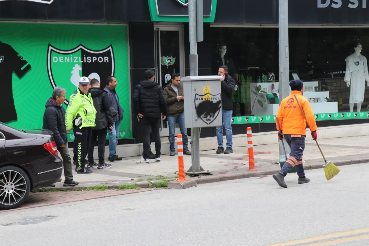 Eski eşi ve sevgilisine vahşice saldırdı! Sokak ortasında boynunu kesti 