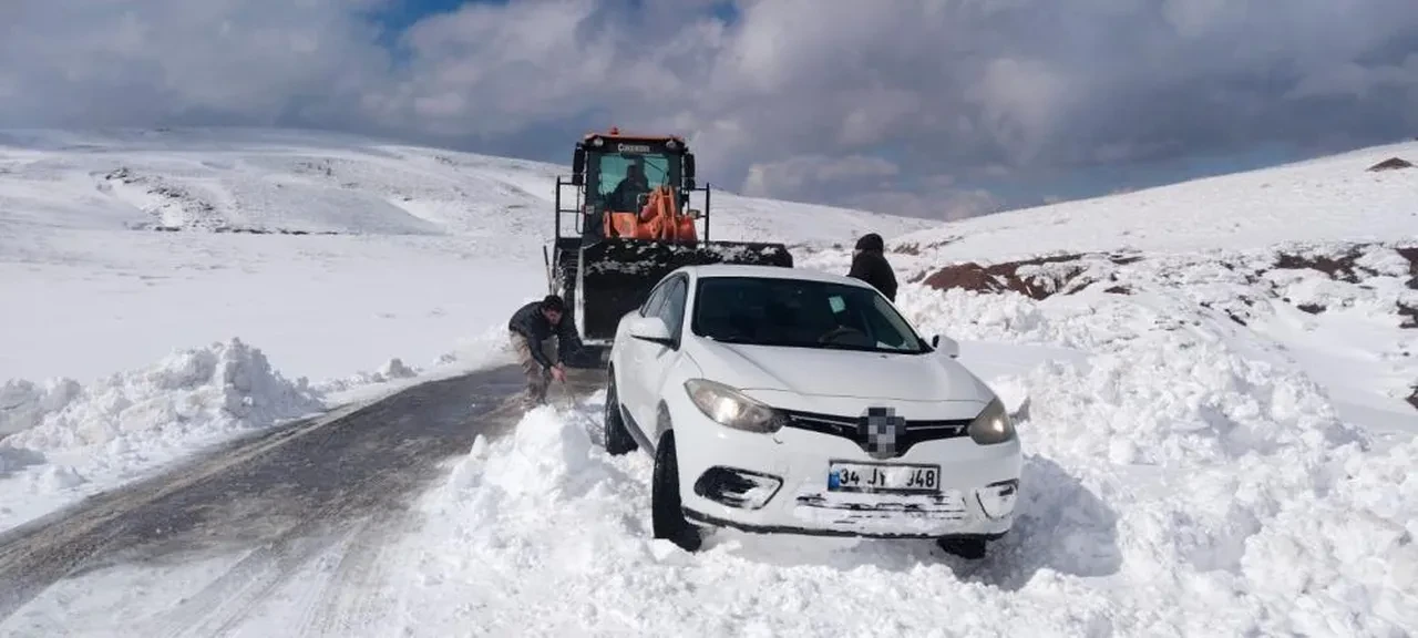 Muş'ta 60 kişi tipi nedeniyle yolda kaldı: Ekipler 4 saatte kurtardı!