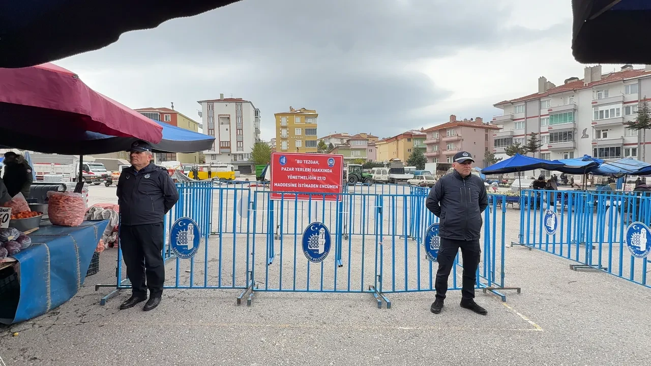 O pazarcıya ağır ceza! 'Kimse ucuza yemesin' diyerek kasa kasa çöpe dökmüştü