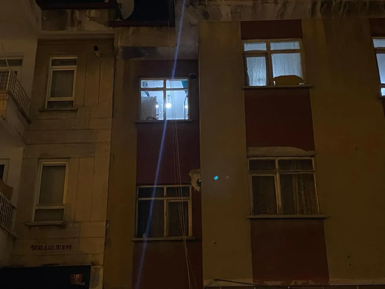 Önce cama çıkıp intihara kalktıştı sonra polise ateş açtı