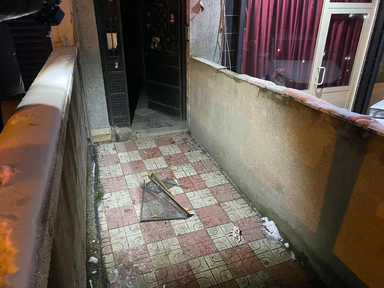 Önce cama çıkıp intihara kalktıştı sonra polise ateş açtı