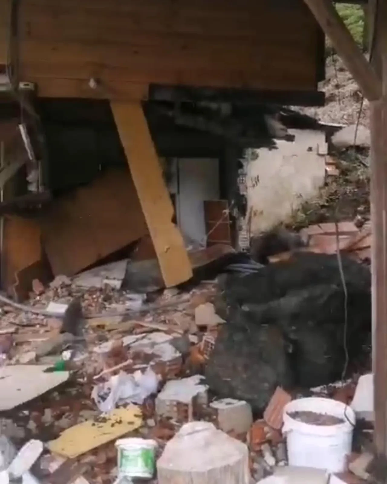 Rize'de heyelan! Kopan kayalar evi kullanılamaz hale getirdi