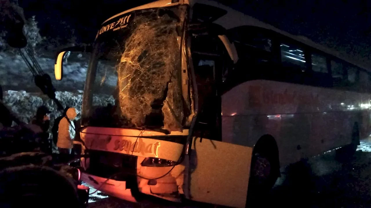 Samsun'da feci kaza! Otobüsle tır çarpıştı: Çok sayıda yaralı var