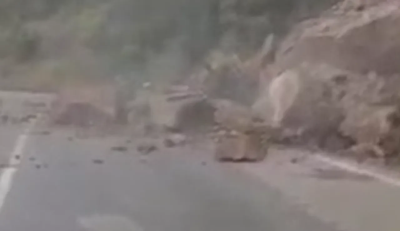 Yalova-Armutlu karayolunda heyelan paniği: Trafiğe kapandı!