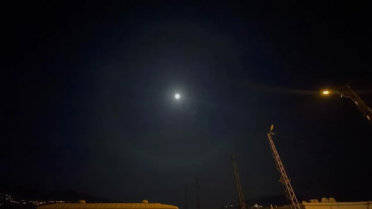 Ay'ın etrafında hale oluştu, vatandaşlar telefonlarına sarıldı