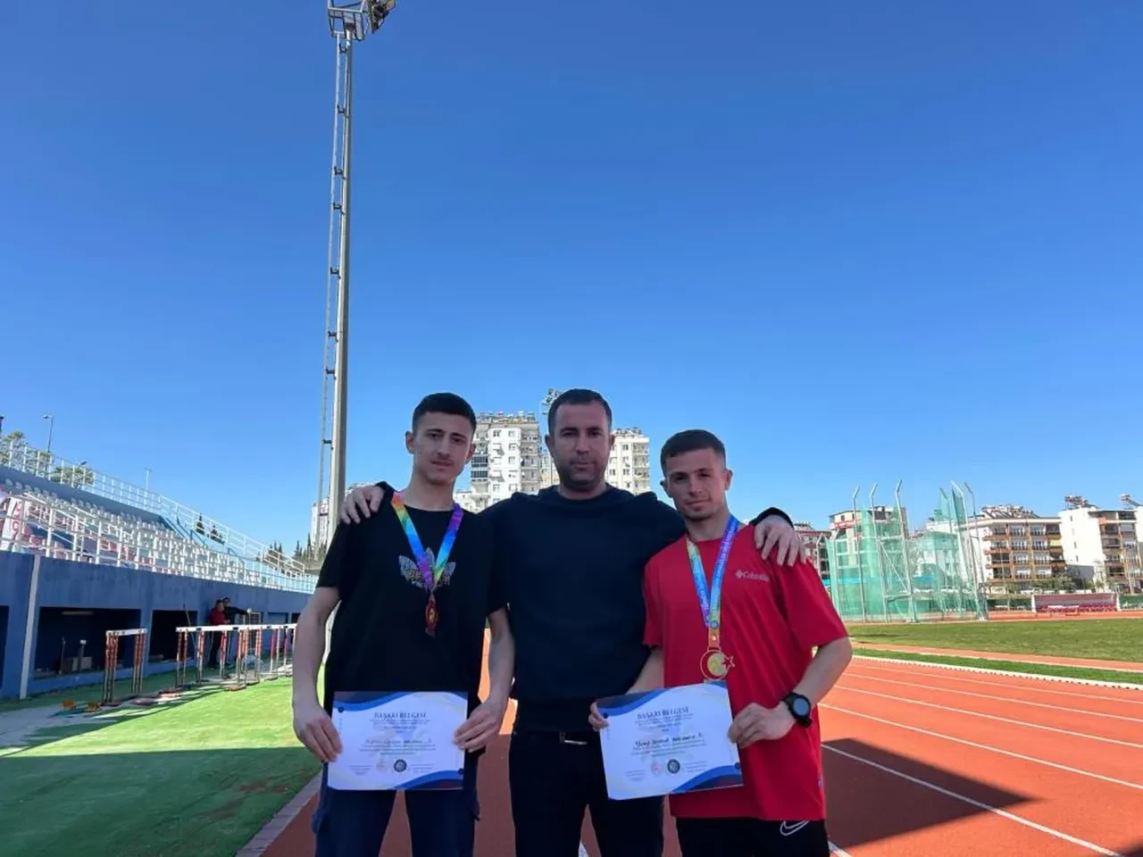 Bitlisli işitme engelli atletten çifte zafer!