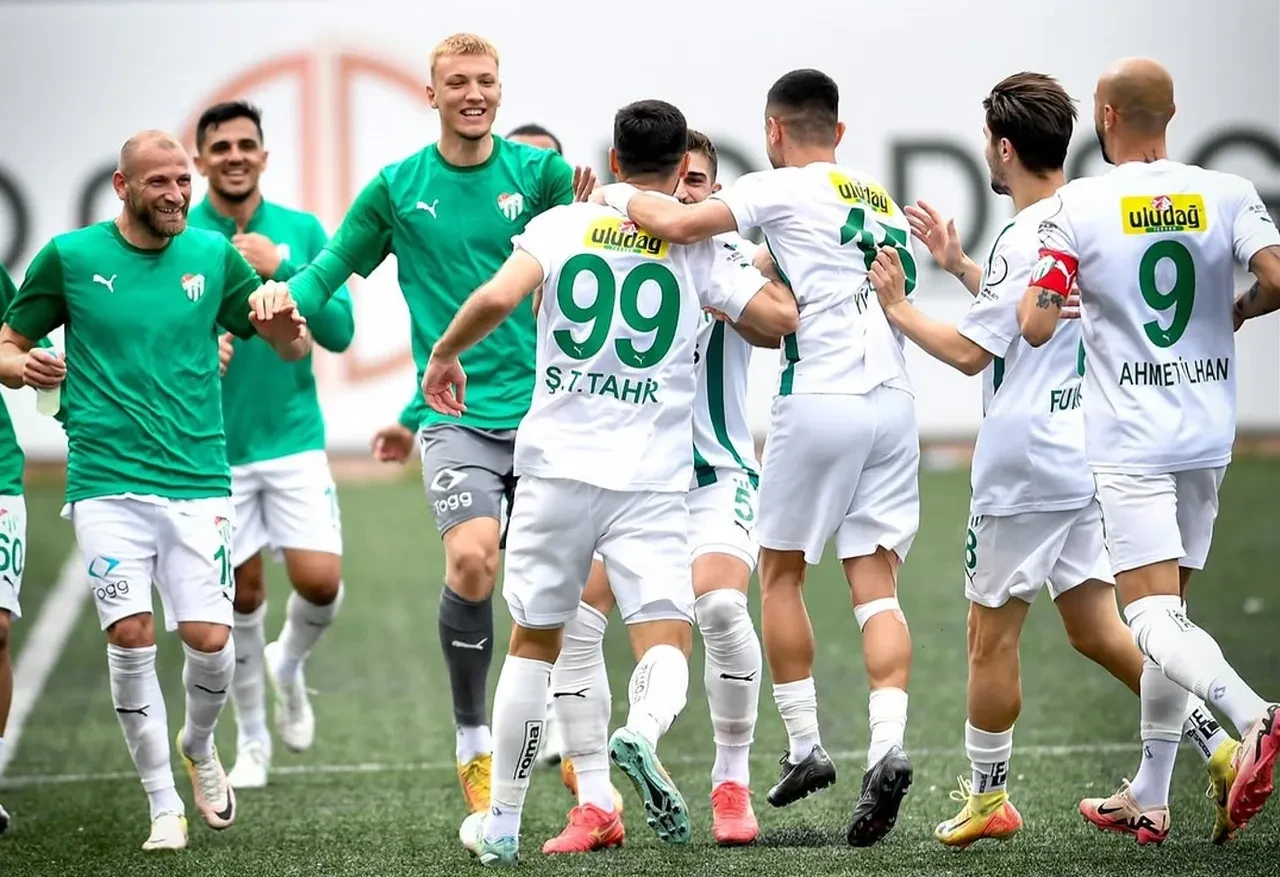 Bursaspor'un şampiyonluk yolunda son durağı Hopaspor! TFF 3. Lig'in şampiyonu saatler sonra belli olacak