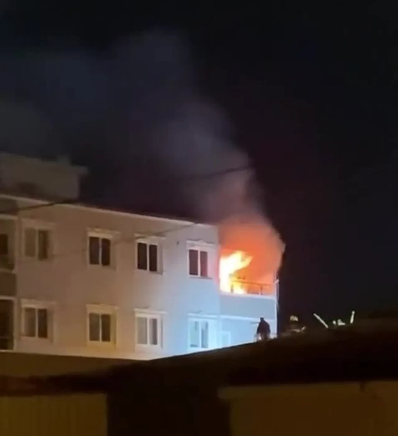 Hatay'da 4 katlı binada yangın paniği!