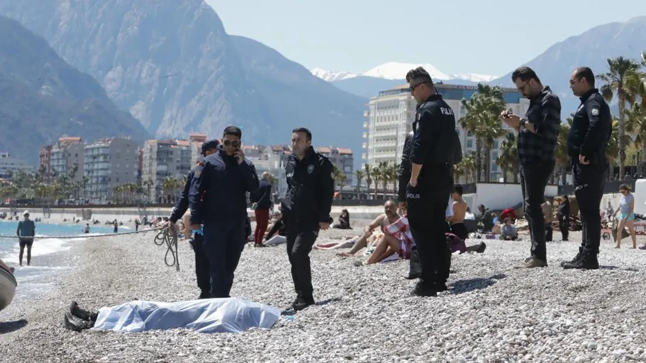 Her şey bir anda oldu! Denize kıyafetleriyle girdi, cansız bedeni çıkarıldı