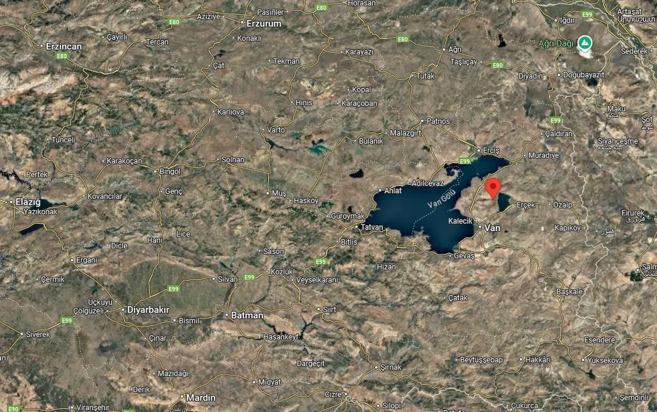 Van'da korkutan deprem! Peş peşe sallandı