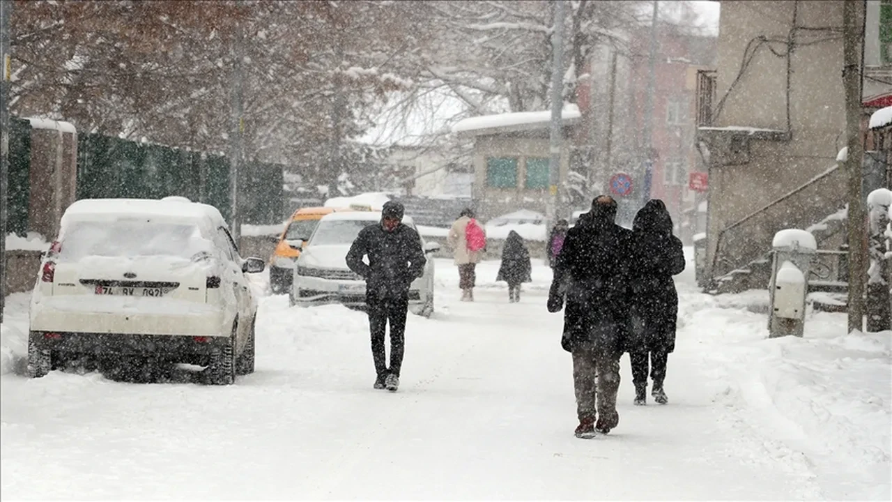 Bugün hava nasıl olacak? Doğuda kar tatili, batıda montlar dolaba! 14 Nisan hava durumu