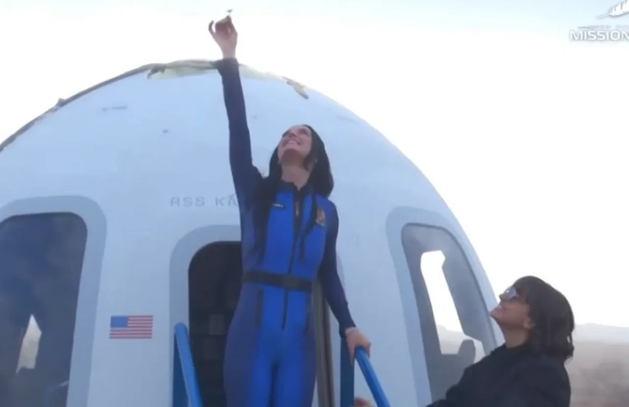 Dünyaca ünlü şarkıcı Katy Perry uzaya çıktı! Geri döndüğünde bakın ilk ne yaptı 