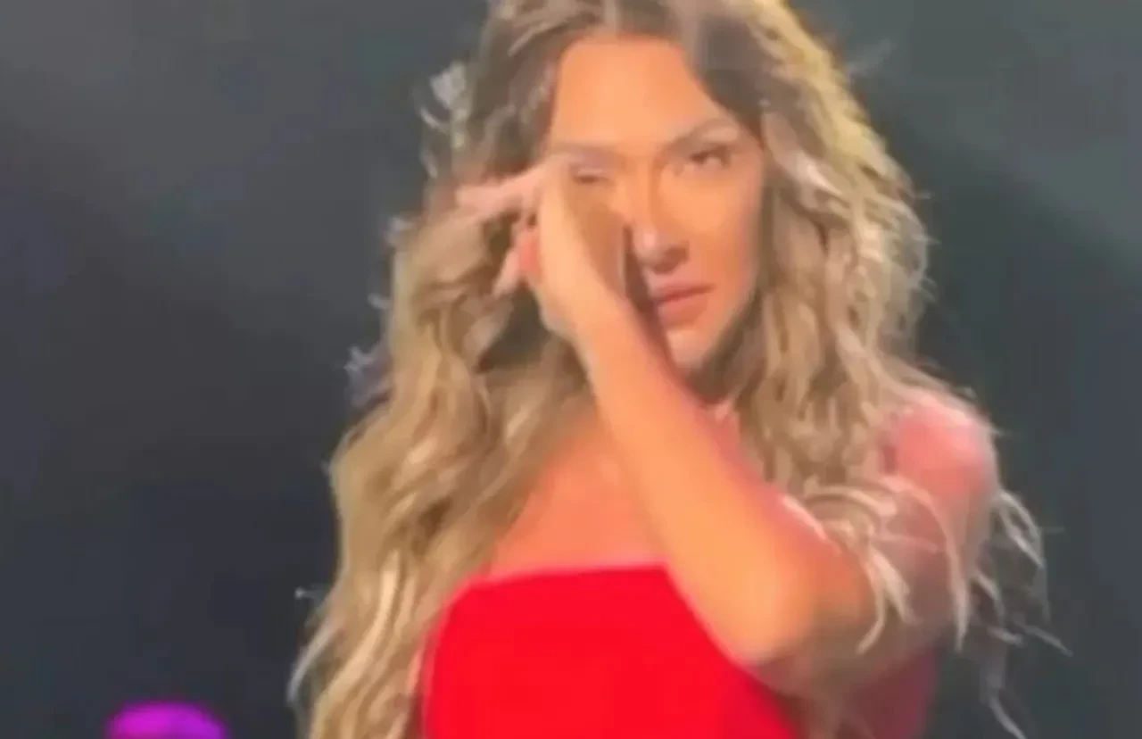 Hadise, sahnede gözyaşlarına boğuldu: Mahvoldum şu an 